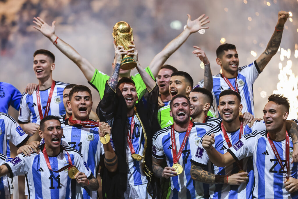 LUSAIL, QATAR - DICIEMBRE 18. Jugadores de Argentina en festejo con el trofeo de Campeones del Mundo, durante la Final de la Copa Mundial de la FIFA Qatar 2022, celebrada en el Estadio Lusail, el 18 de diciembre de 2022 en Lusail, Qatar (Foto: MD sports)
